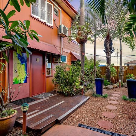 Хостел Travellers Oasis Кэрнс Экстерьер фото The courtyard of the house