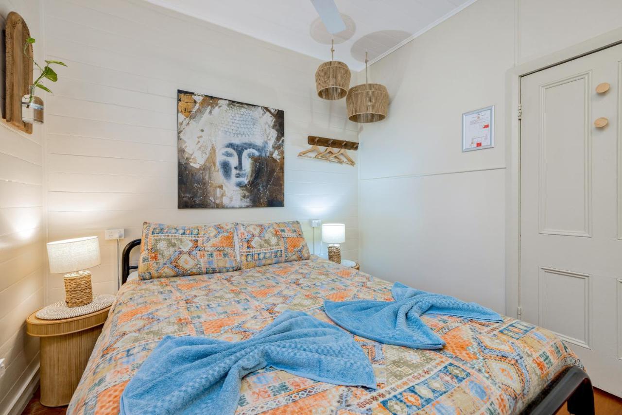 Хостел Travellers Oasis Кэрнс Экстерьер фото A bedroom at the hotel