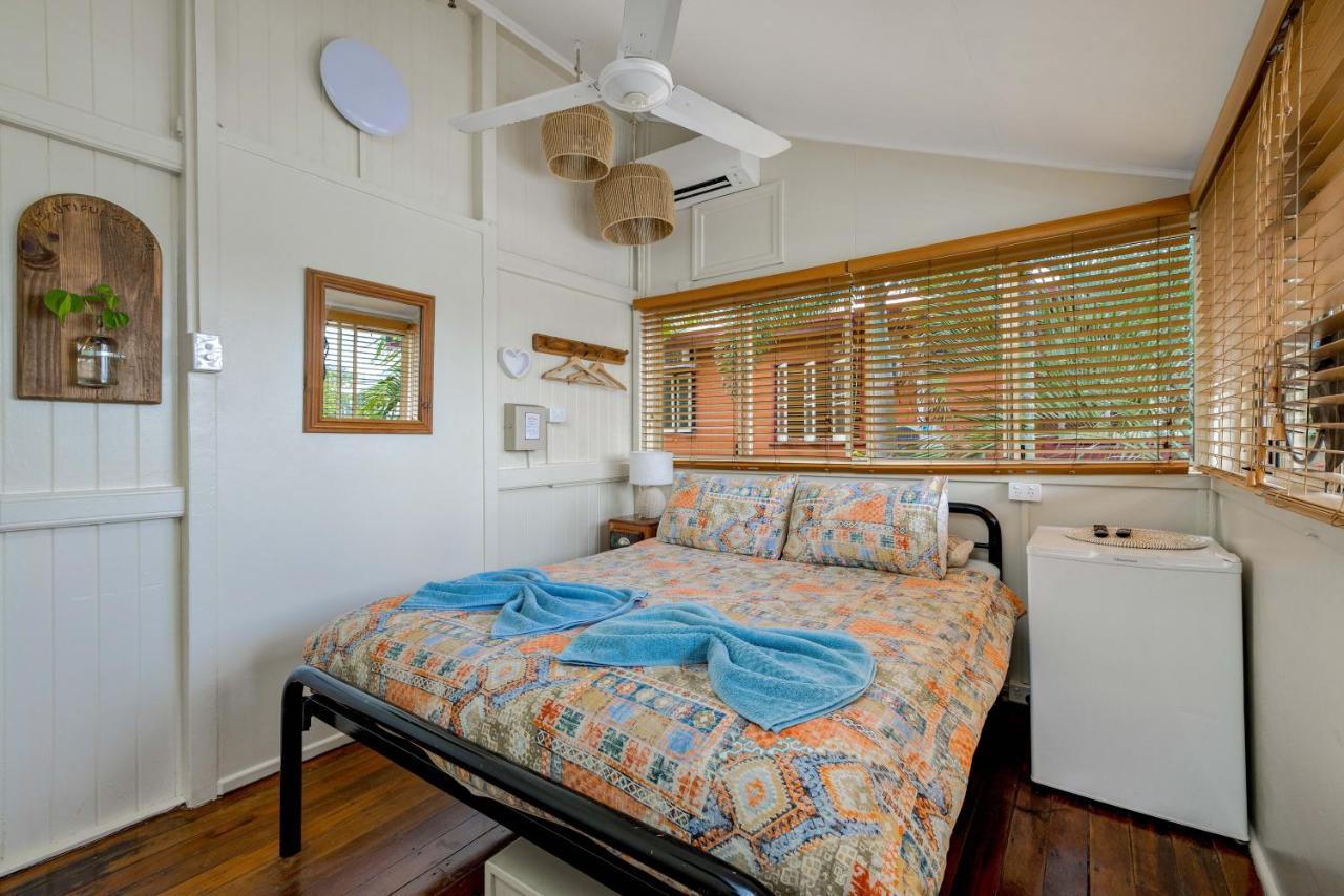 Хостел Travellers Oasis Кэрнс Экстерьер фото The bedroom of a typical beach hut