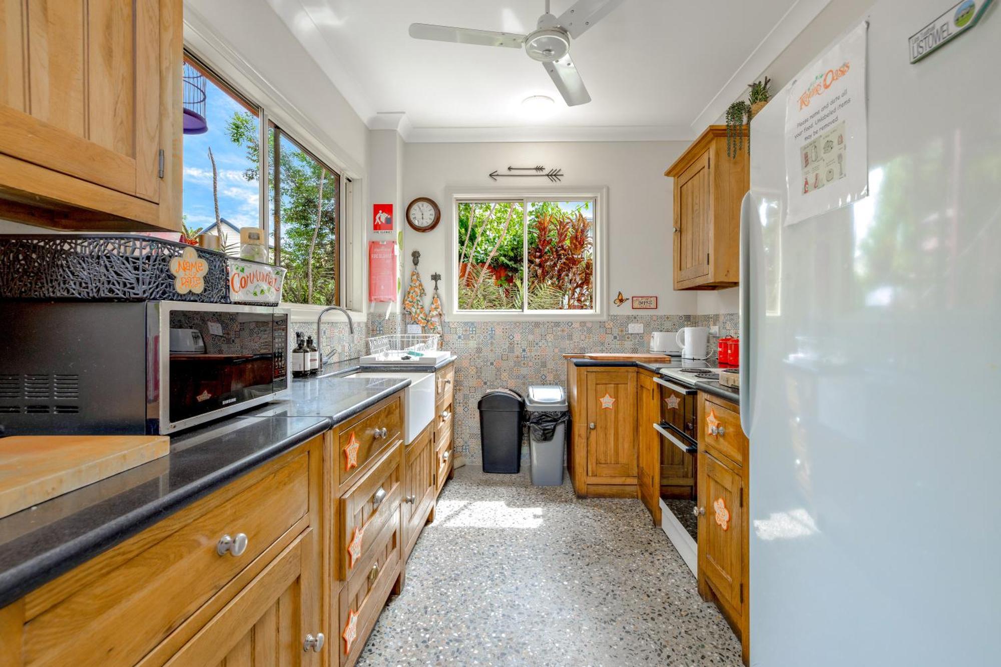 Хостел Travellers Oasis Кэрнс Экстерьер фото A typical galley kitchen