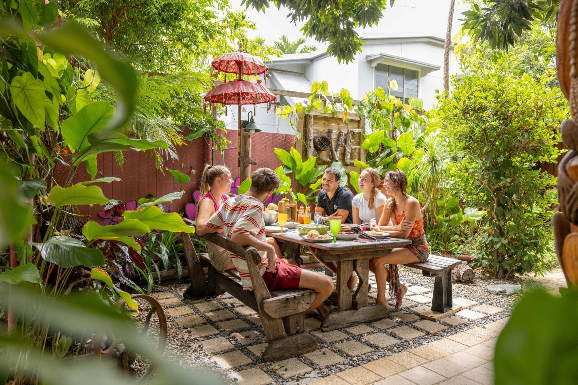 Хостел Travellers Oasis Кэрнс Экстерьер фото