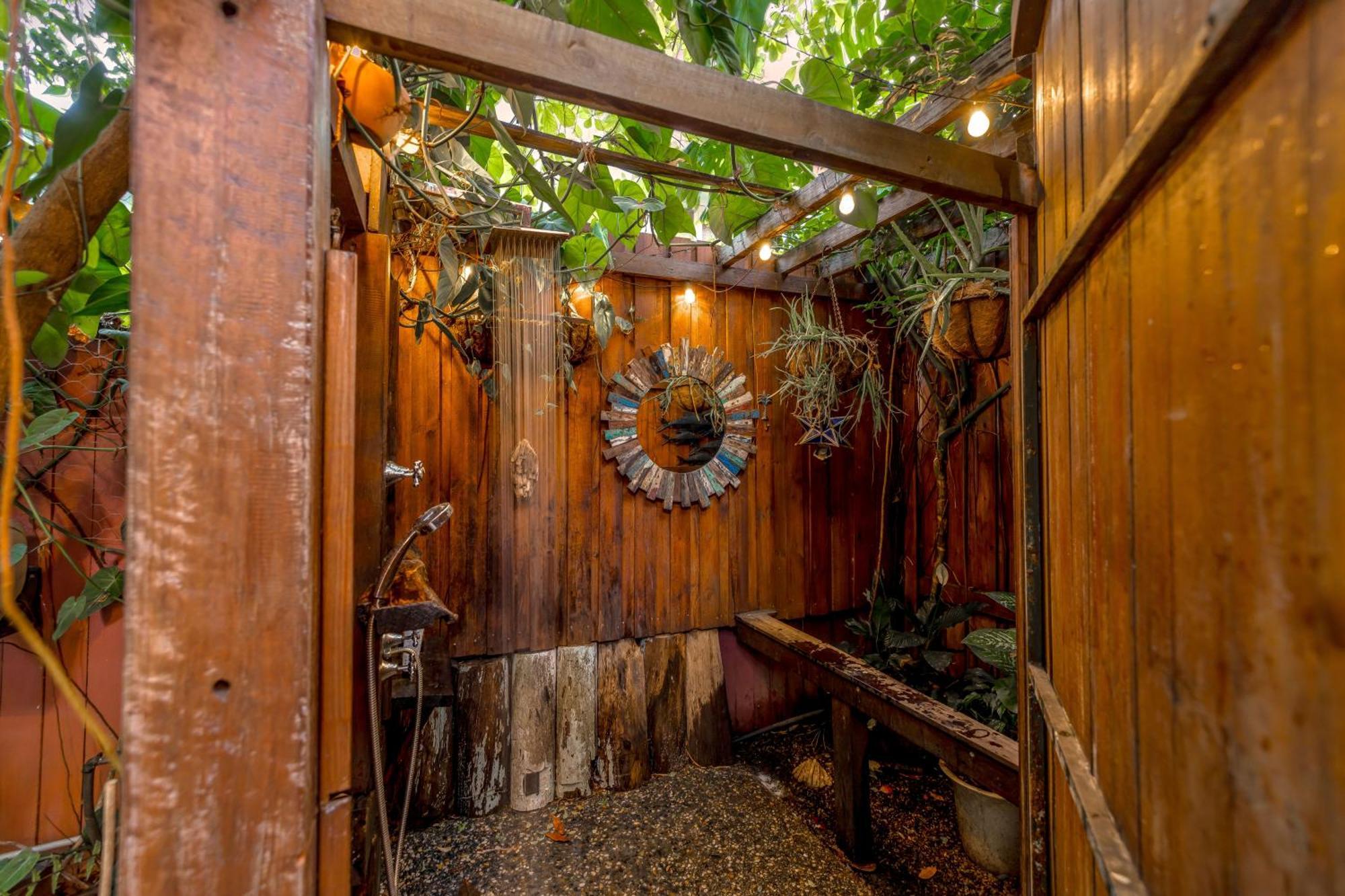 Хостел Travellers Oasis Кэрнс Экстерьер фото The outdoor shower at the Garden of Eden