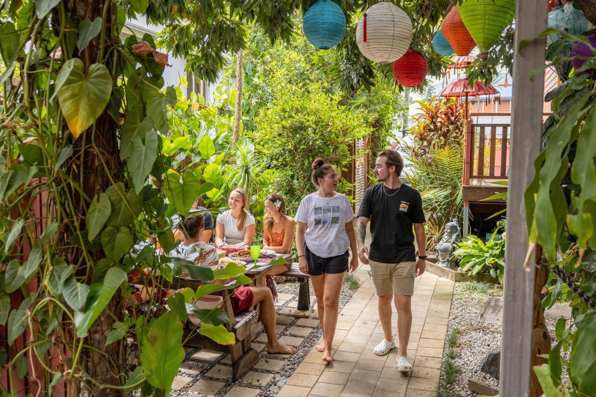 Хостел Travellers Oasis Кэрнс Экстерьер фото