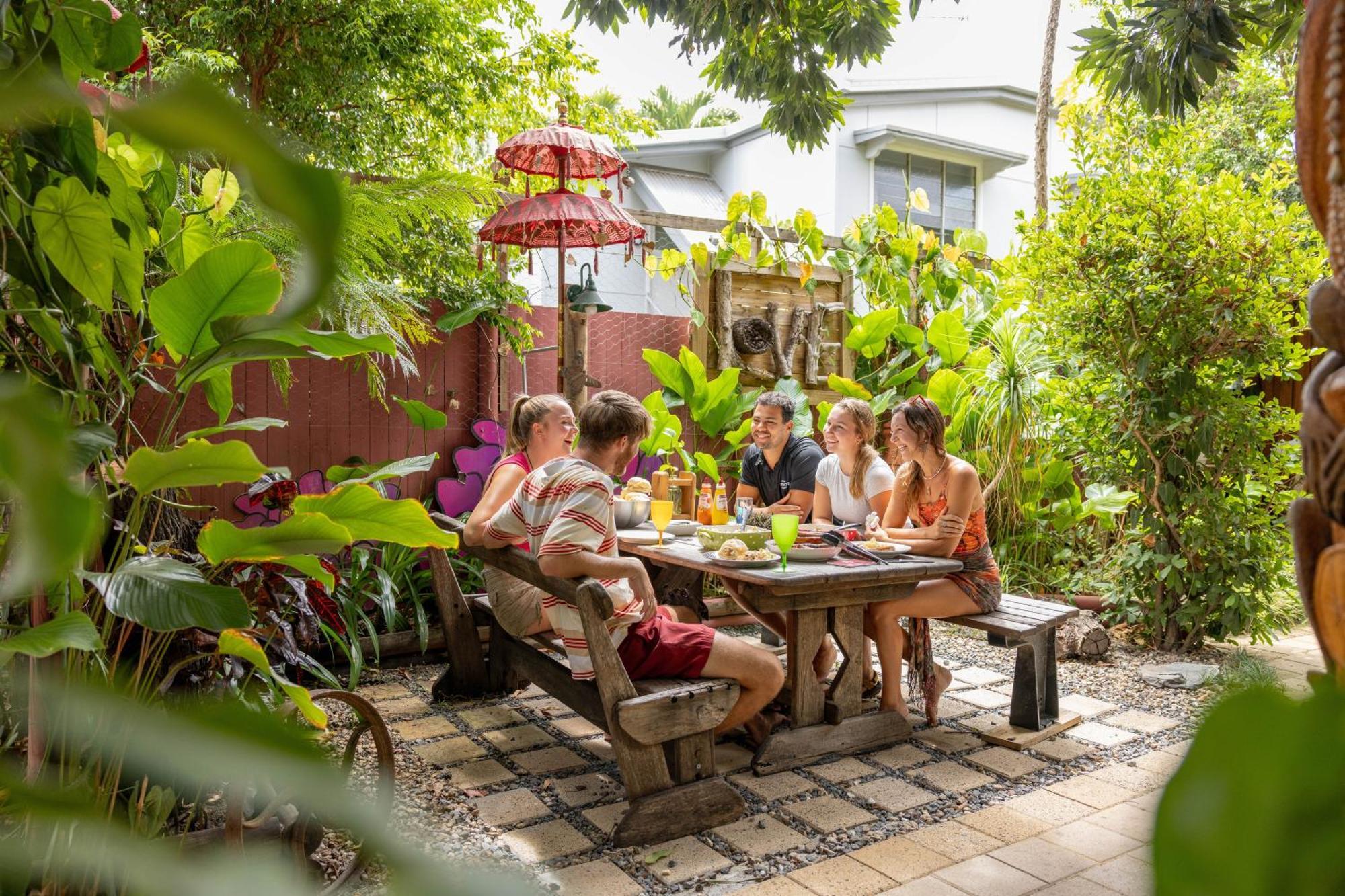 Хостел Travellers Oasis Кэрнс Экстерьер фото