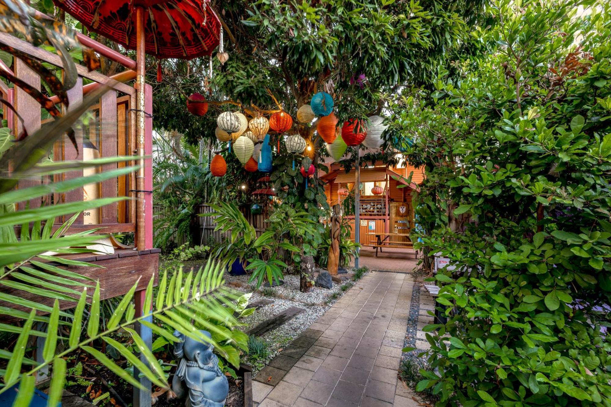 Хостел Travellers Oasis Кэрнс Экстерьер фото Entrance to the restaurant