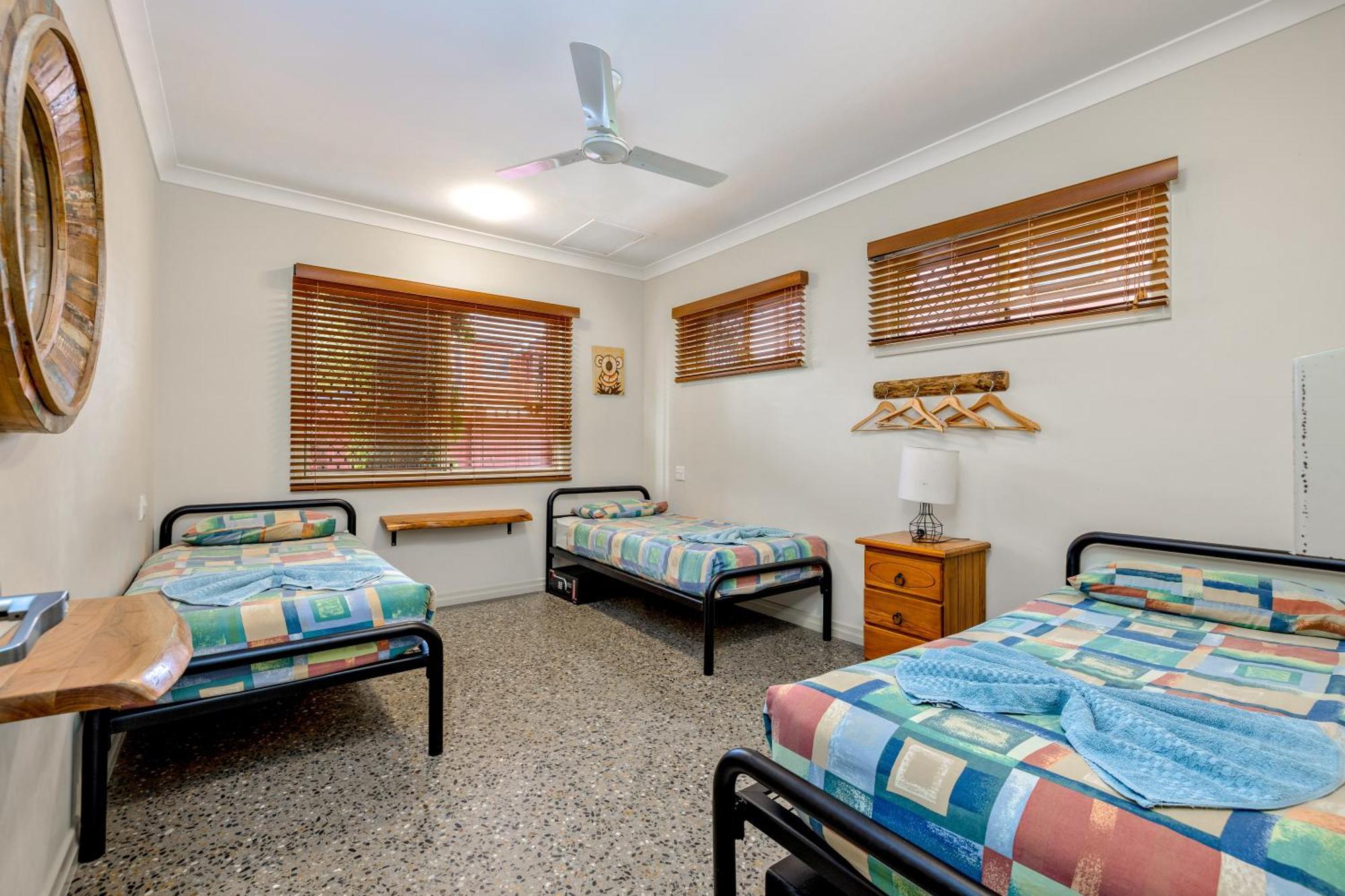 Хостел Travellers Oasis Кэрнс Экстерьер фото A bedroom at the hostel