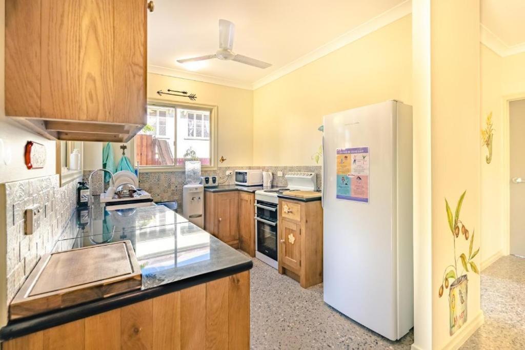 Хостел Travellers Oasis Кэрнс Экстерьер фото
