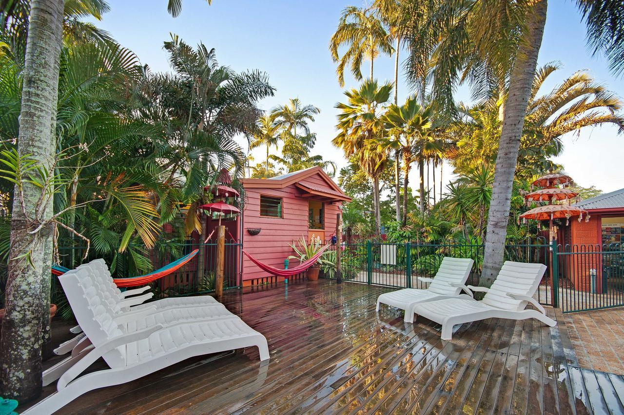 Хостел Travellers Oasis Кэрнс Экстерьер фото The Pink House