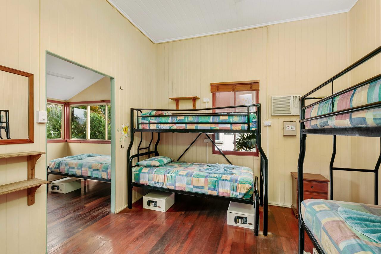 Хостел Travellers Oasis Кэрнс Экстерьер фото A typical room at a backpackers' hostel in Australia
