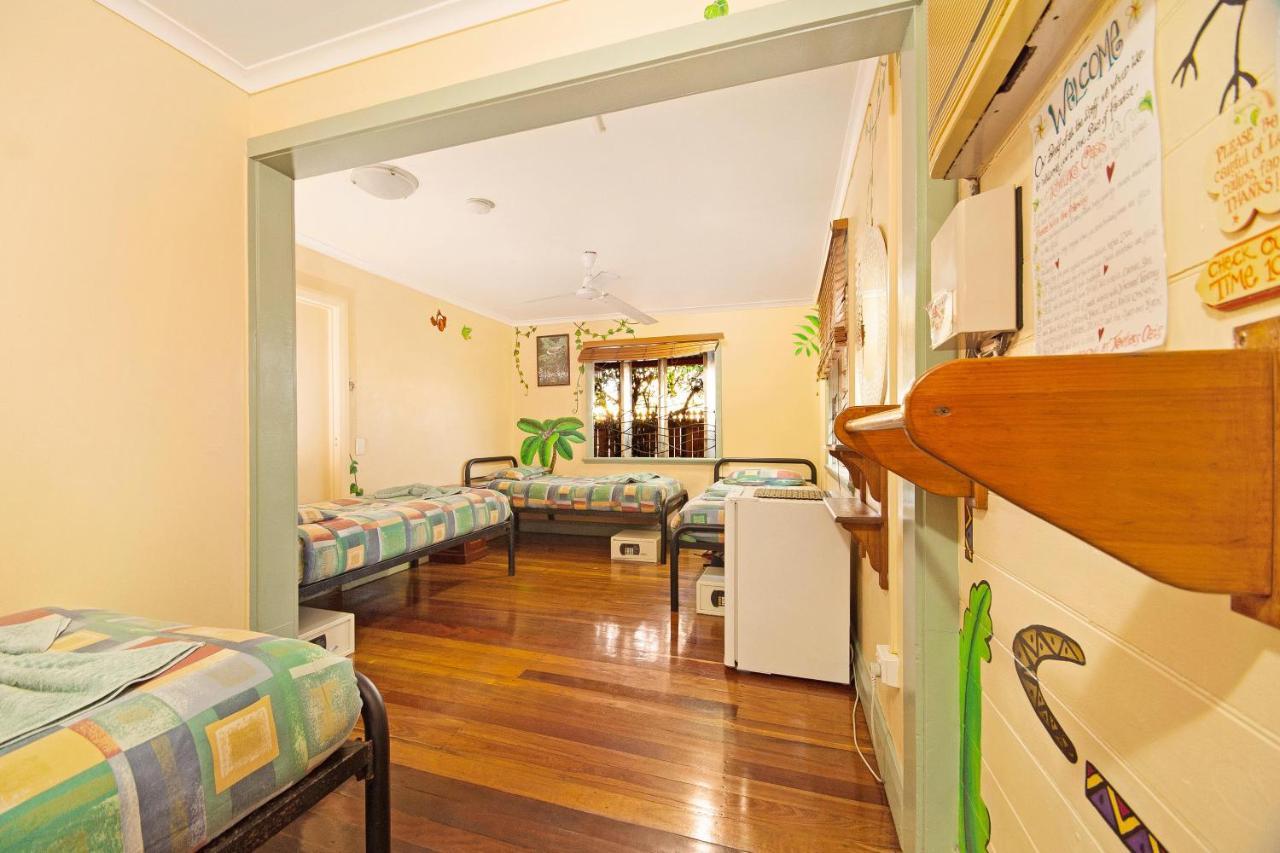 Хостел Travellers Oasis Кэрнс Экстерьер фото A typical hostel room